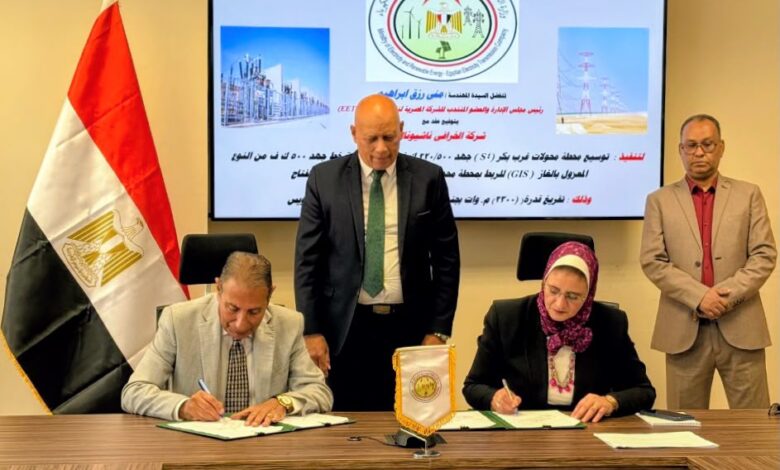 المهندسة مني رزق رئيس المصرية لنقل الكهرباء أثناء توقيع العقد