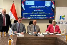 المهندسة مني رزق أثناء توقيع العقد مع مهندس معتز عاطف رئيس شركة خالدة للبترول