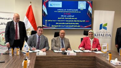 المهندسة مني رزق أثناء توقيع العقد مع مهندس معتز عاطف رئيس شركة خالدة للبترول