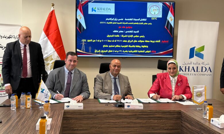 المهندسة مني رزق أثناء توقيع العقد مع مهندس معتز عاطف رئيس شركة خالدة للبترول