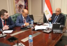 وزير الكهرباء أثناء مباحثاته مع مسؤولي روساتوم للمرافق