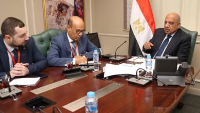 وزير الكهرباء أثناء مباحثاته مع مسؤولي روساتوم للمرافق