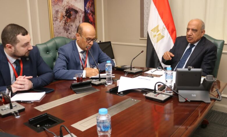 وزير الكهرباء أثناء مباحثاته مع مسؤولي روساتوم للمرافق