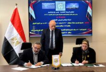 المهندسة مني رزق أثناء توقيع العقد مع شركة هيتاشي