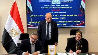 المهندسة مني رزق أثناء توقيع العقد مع شركة هيتاشي