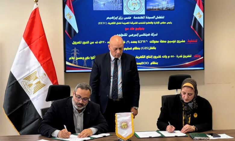 المهندسة مني رزق أثناء توقيع العقد مع شركة هيتاشي