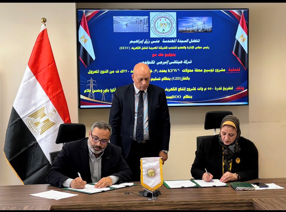 المهندسة مني رزق أثناء توقيع العقد مع شركة هيتاشي