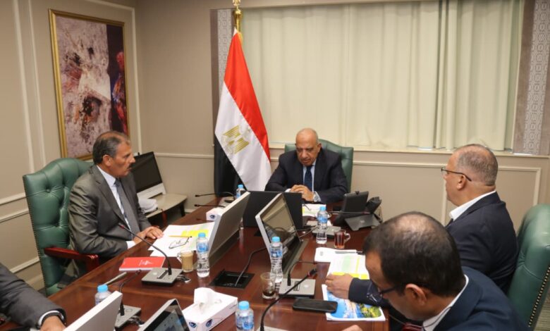 وزير الكهرباء والطاقة المتجددة أثناء مناقشة تحديث الاستراتيجية الوطنية للطاقة