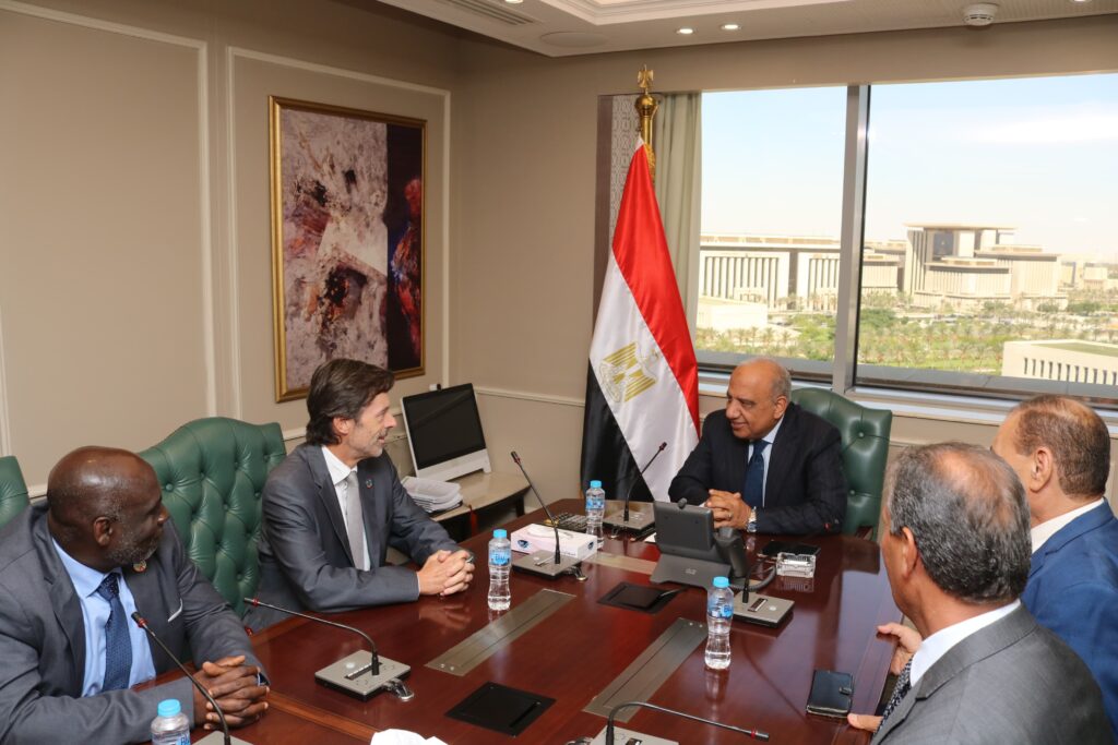 وزير الكهرباء أثناء مباحثاته مع وفد المنظمة الدولية للمواصفات الكهروتقنية