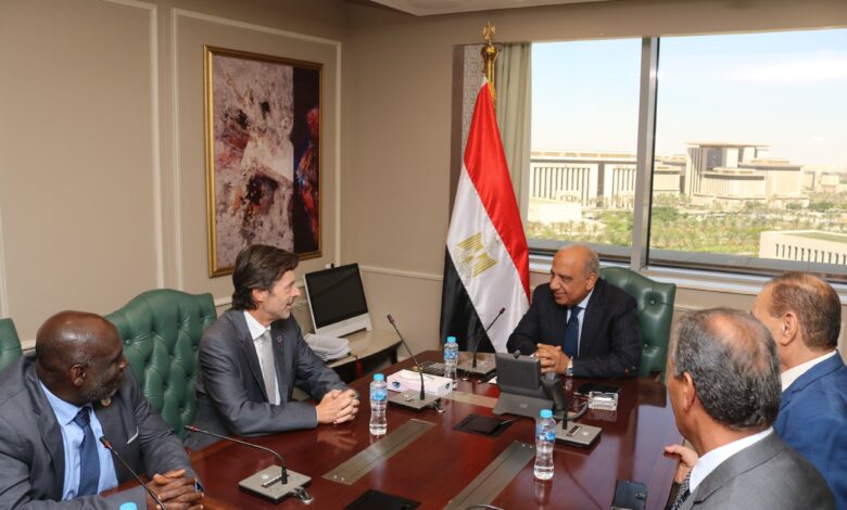 وزير الكهرباء أثناء مباحثاته مع وفد المنظمة الدولية للمواصفات الكهروتقنية