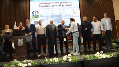 نقابة العاملين بالبترول تسلم 250 تأشيرة عمرة