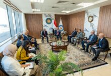 وزير البترول والثروة المعدنية أثناء لقائه مع وفد قيادات إيني الإيطالية