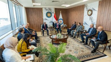 وزير البترول والثروة المعدنية أثناء لقائه مع وفد قيادات إيني الإيطالية
