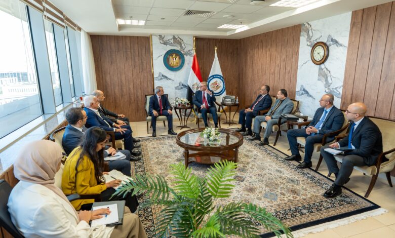 وزير البترول والثروة المعدنية أثناء لقائه مع وفد قيادات إيني الإيطالية