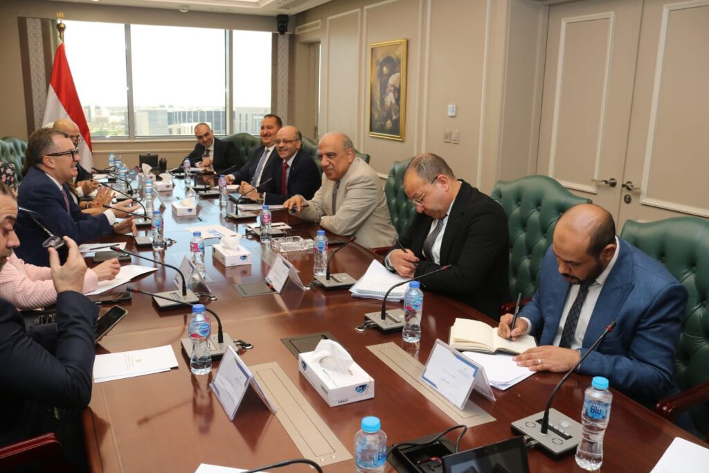 وزير الكهرباء والطاقة المتجددة أثناء مباحثاته مع وزير التخطيط 