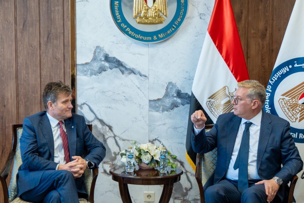 وزير البترول والثروة المعدنية أثناء مباحثاته مع قيادات بي بي البريطانية
