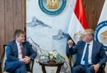 وزير البترول والثروة المعدنية أثناء مباحثاته مع قيادات بي بي البريطانية