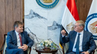 وزير البترول والثروة المعدنية أثناء مباحثاته مع قيادات بي بي البريطانية