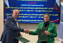 المهندسة مني رزق رئيس الشركة المصرية لنقل الكهرباء أثناء توقيع العقد