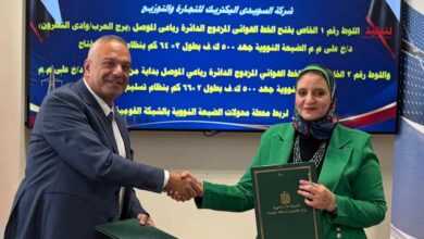 المهندسة مني رزق رئيس الشركة المصرية لنقل الكهرباء أثناء توقيع العقد