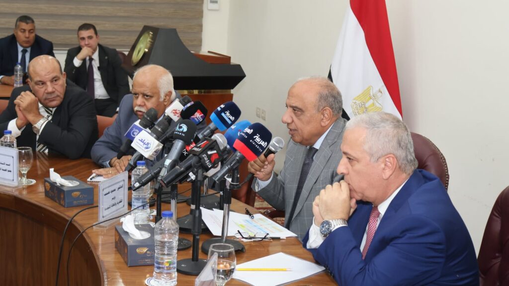 وزير الكهرباء أثناء الندوة مع الهيئة للصحافة