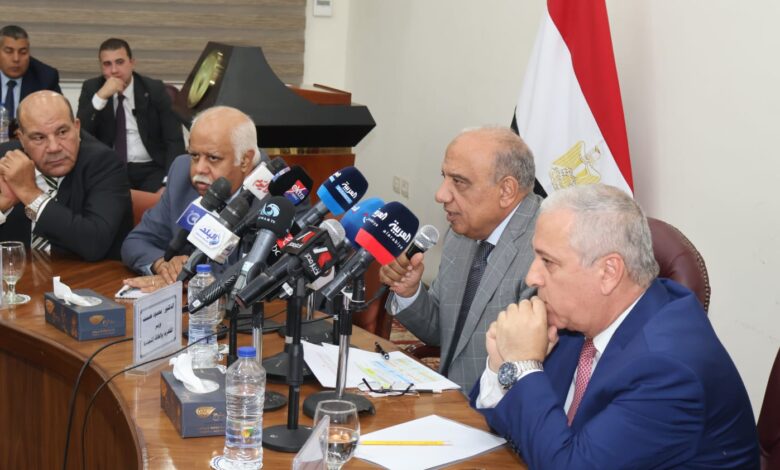 وزير الكهرباء أثناء الندوة مع الهيئة للصحافة
