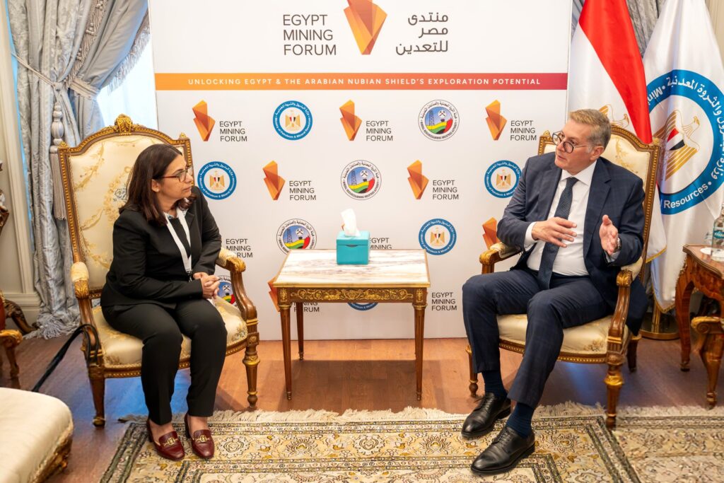 وزير البترول اثناء مباحثاته مع مسؤولة البنك الدولي 