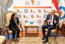 وزير البترول اثناء مباحثاته مع مسؤولة البنك الدولي