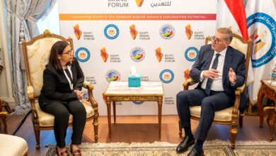 وزير البترول اثناء مباحثاته مع مسؤولة البنك الدولي