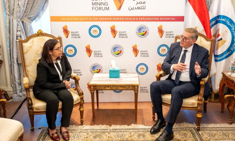 وزير البترول اثناء مباحثاته مع مسؤولة البنك الدولي