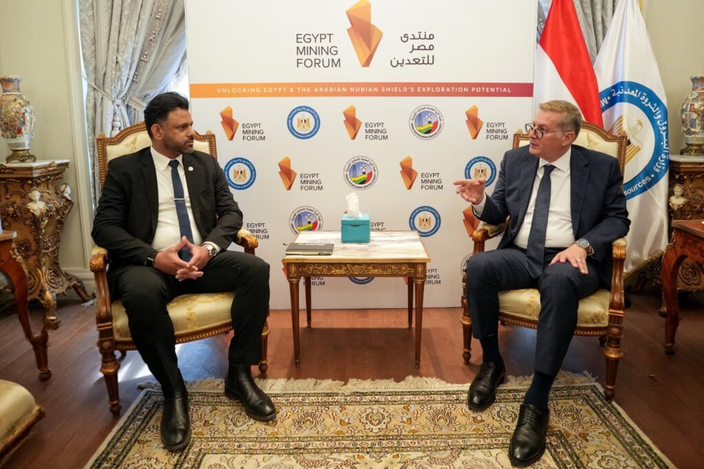 وزير البترول أثناء مباحثاته مع ممثل شركة وورلي العالمية 