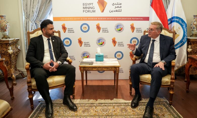وزير البترول أثناء مباحثاته مع ممثل شركة وورلي العالمية