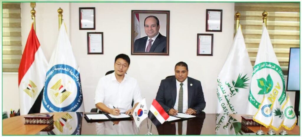 المهندس محمد اسماعيل أثناء توقيع العقد مع ممثل مصنع سونج