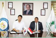 المهندس محمد اسماعيل أثناء توقيع العقد مع ممثل مصنع سونج