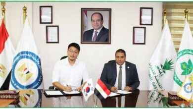 المهندس محمد اسماعيل أثناء توقيع العقد مع ممثل مصنع سونج