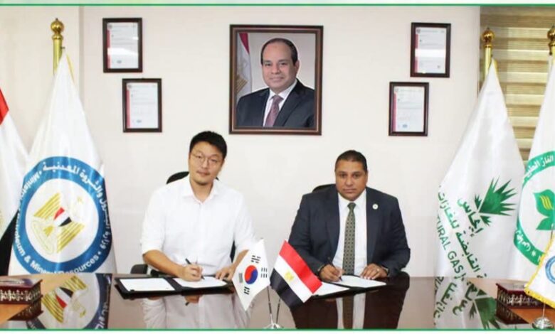 المهندس محمد اسماعيل أثناء توقيع العقد مع ممثل مصنع سونج