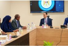 المهندس محمود ناجي وكيل الوزارة البترول أثناء مباحثاته مع مبعوث الرئيس الكيني