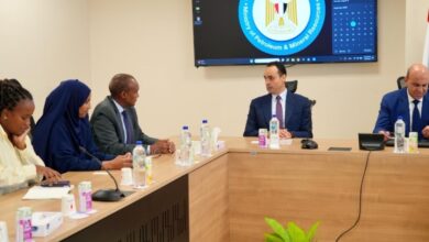 المهندس محمود ناجي وكيل الوزارة البترول أثناء مباحثاته مع مبعوث الرئيس الكيني
