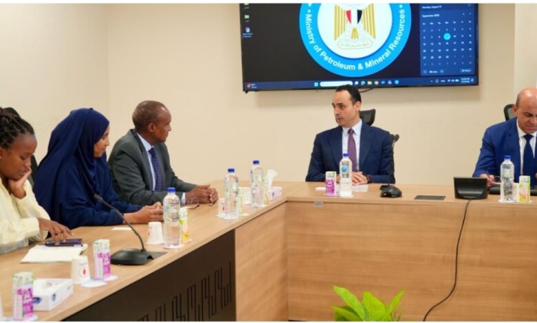 المهندس محمود ناجي وكيل الوزارة البترول أثناء مباحثاته مع مبعوث الرئيس الكيني