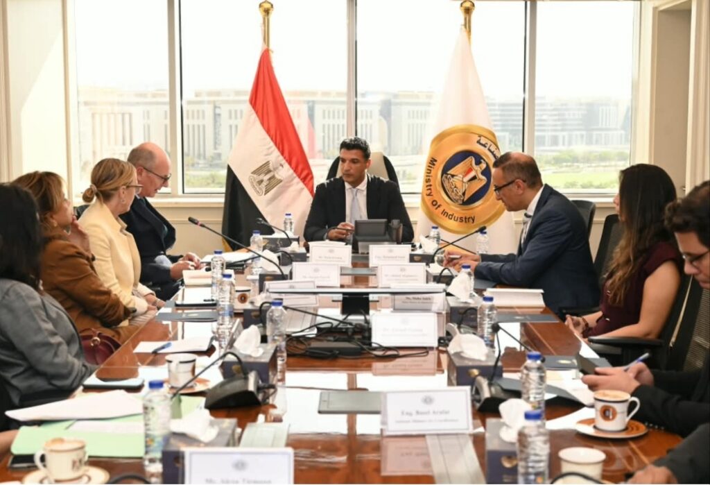 وزير الصناعة أثناء مباحثاته مع وفد البنك الأوروبي