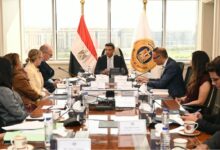 وزير الصناعة أثناء مباحثاته مع وفد البنك الأوروبي