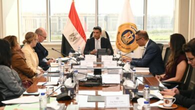 وزير الصناعة أثناء مباحثاته مع وفد البنك الأوروبي