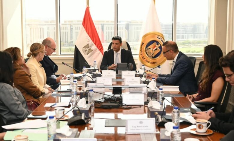 وزير الصناعة أثناء مباحثاته مع وفد البنك الأوروبي