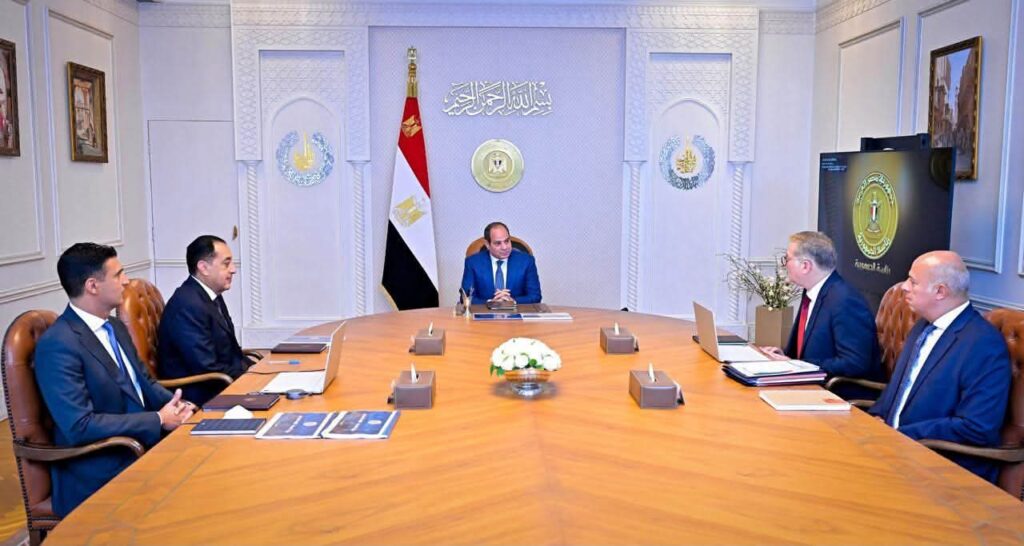 الرئيس السيسي أثناء اجتماعه مع رئيس الوزراء ووزيري البترول والصناعة
