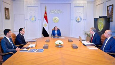 الرئيس السيسي أثناء اجتماعه مع رئيس الوزراء ووزيري البترول والصناعة