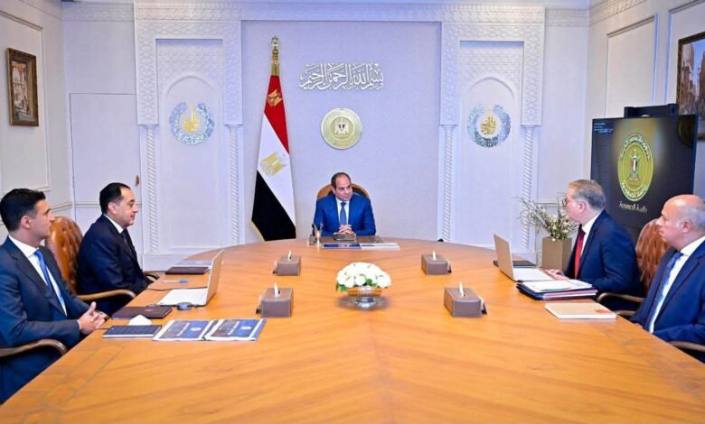 الرئيس السيسي أثناء اجتماعه مع رئيس الوزراء ووزيري البترول والصناعة