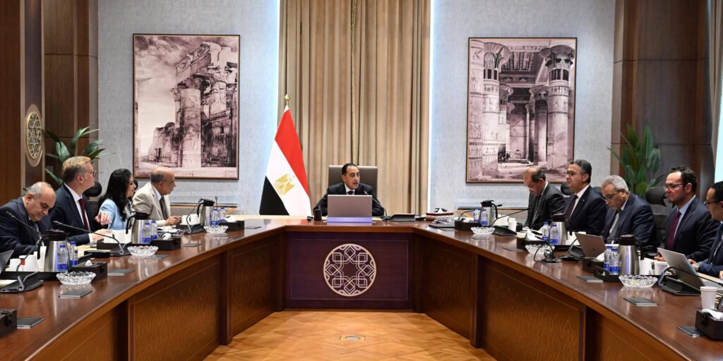 رئيس الوزراء أثناء الاجتماع 