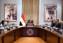رئيس الوزراء أثناء الاجتماع