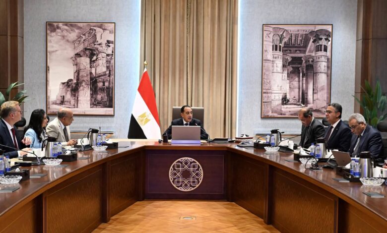 رئيس الوزراء أثناء الاجتماع