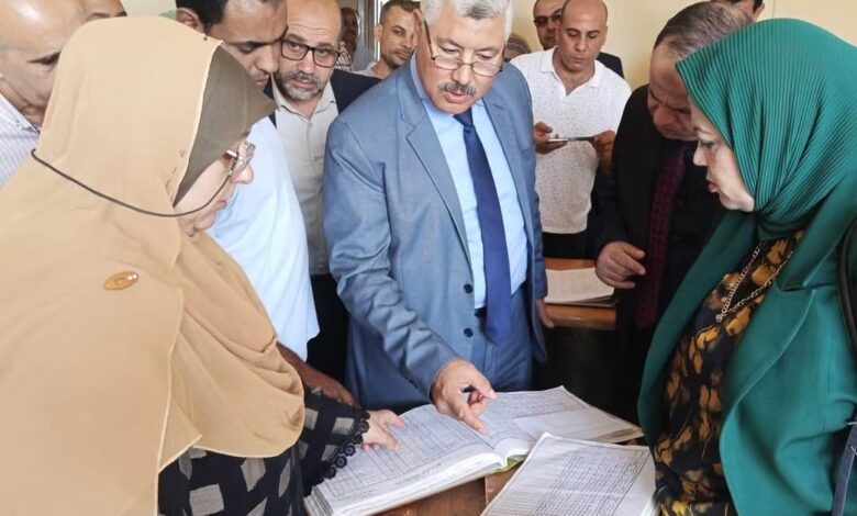 المهندس خالد غمري وقيادات جنوب الدلتا اثناء تفقد لوحة توزيع السنطة